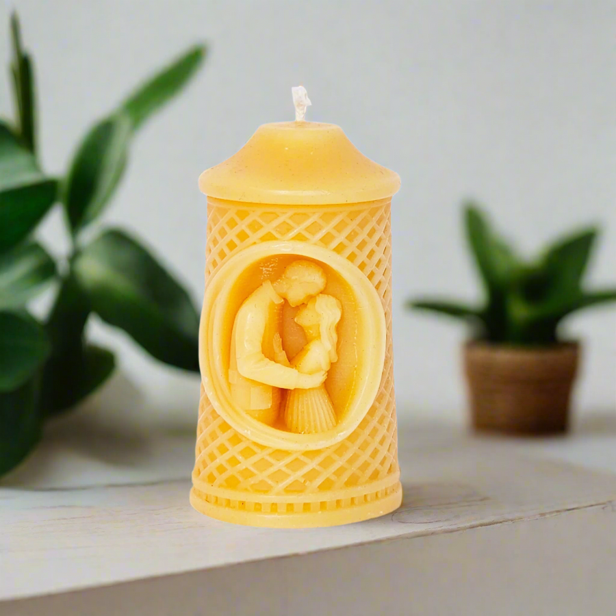 100% Pure Beeswax Candle – Couple Embrace Desig